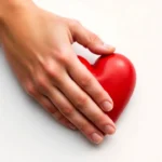 Körperintelligenz stärken - Eine Hand liegt auf dem Herzen und symbolisiert Gefühle_